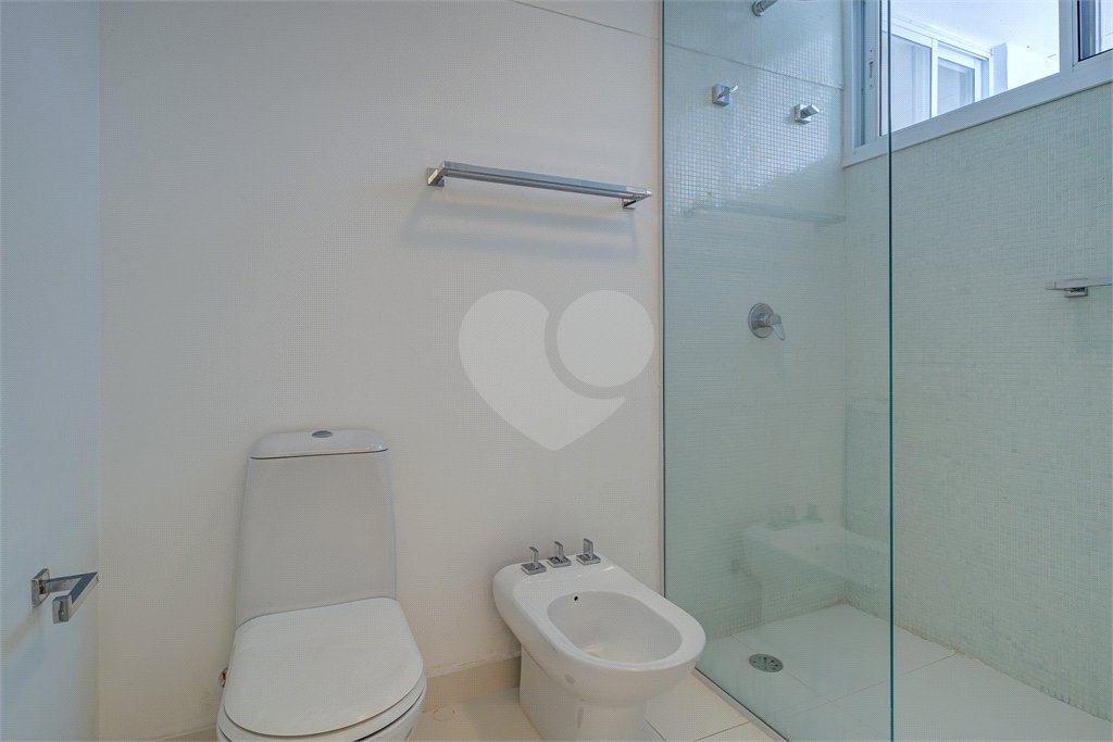 Casa para alugar com 5 quartos, sendo 3 suítes, no condomínio Chácara Flora, São Paulo - SP