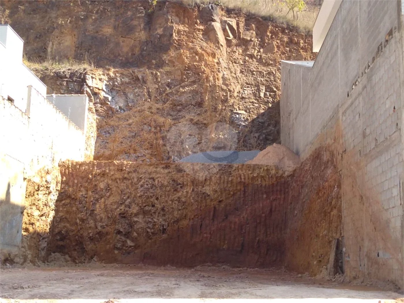 Terreno em Construção à Venda - 275m² em Ótima Localização