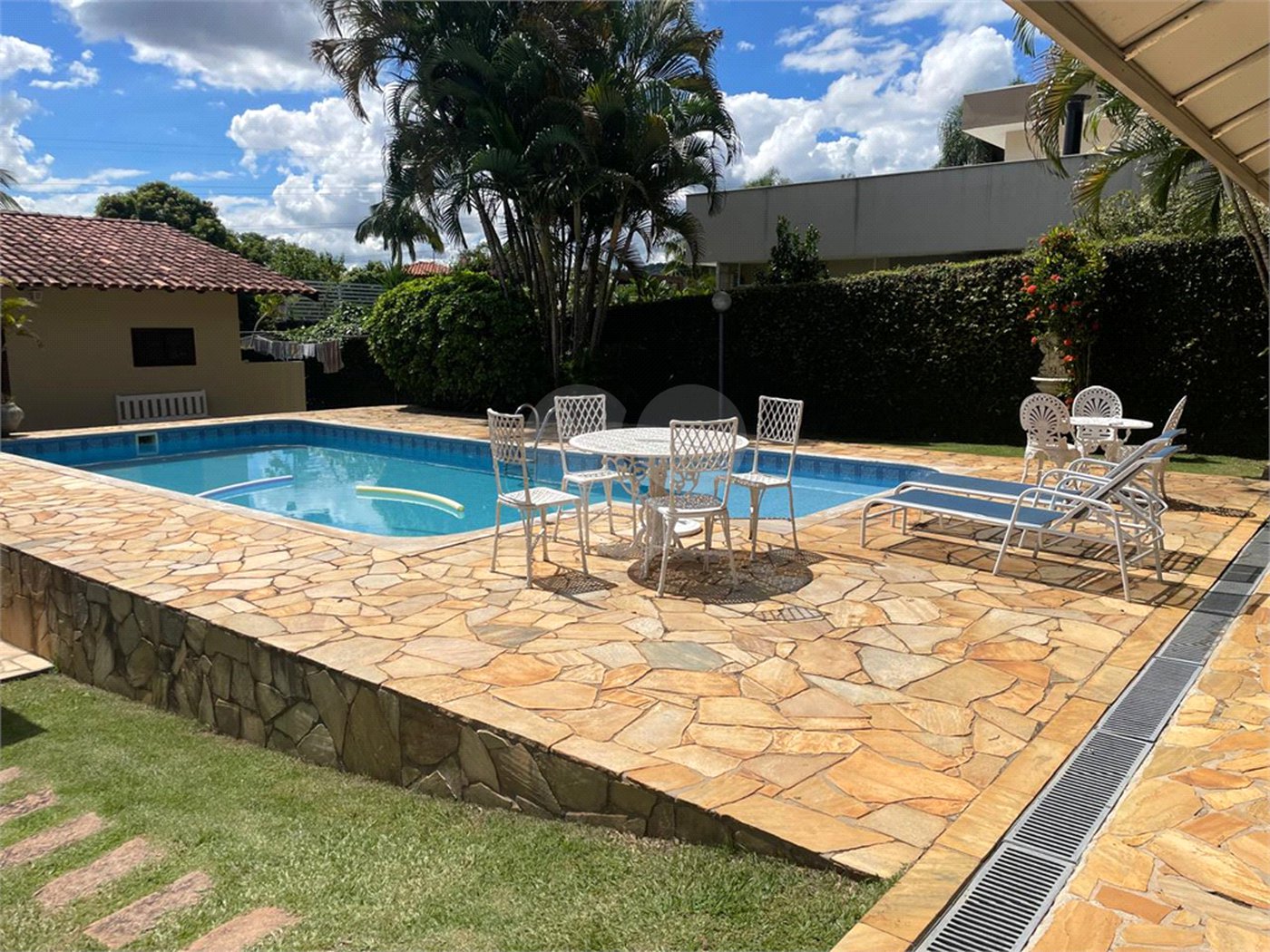 Casa à venda com 7 quartos, sendo 2 suítes, no condomínio São Joaquim, Vinhedo - SP