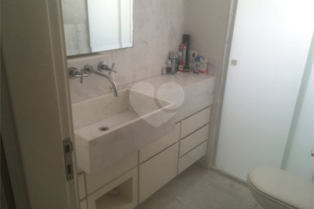 Apartamento à venda com 4 quartos, sendo 3 suítes, em Moema, São Paulo, SP