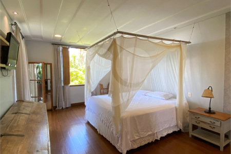 Casa à venda com 4 quartos, sendo 3 suítes, em Campinho, Porto Seguro, BA