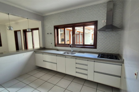 Casa à venda com 4 quartos, sendo 2 suítes, no condomínio Residencial Grape Village, Vinhedo - SP