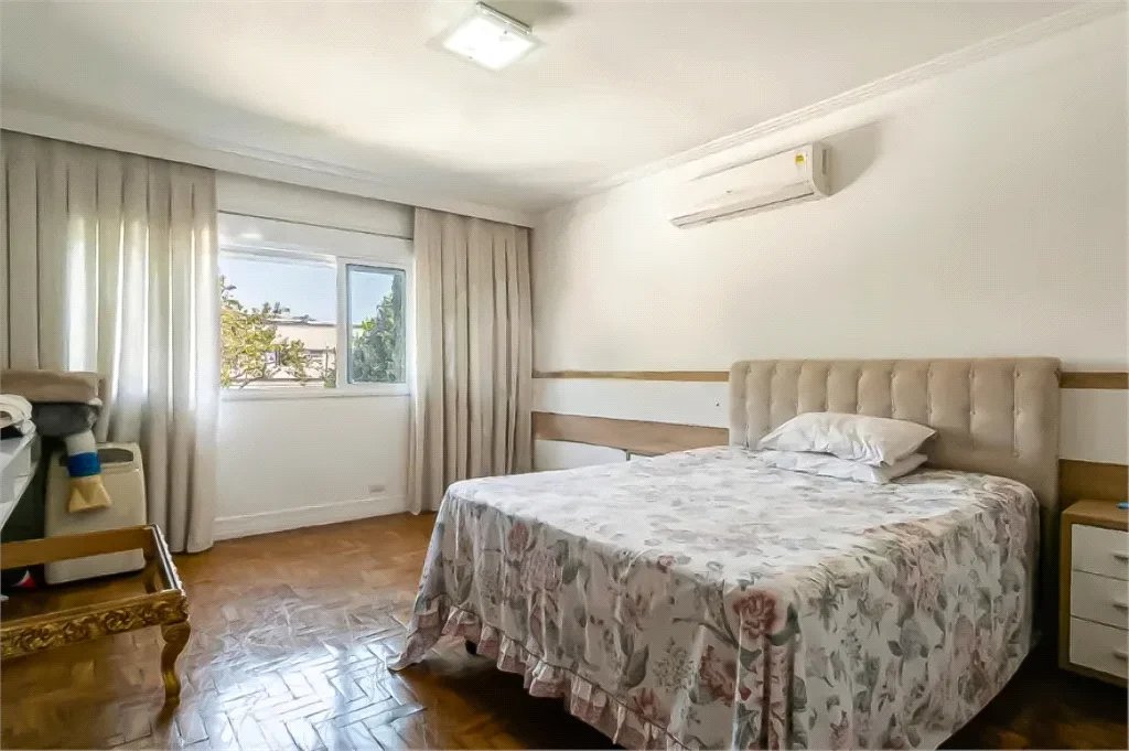 Sobrado à venda ou para alugar com 5 quartos, sendo 4 suítes, em Alto de Pinheiros, São Paulo, SP
