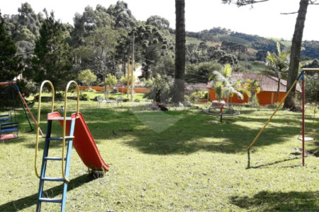 Chácara à venda com 8 quartos, sendo 3 suítes, no Centro, Toledo, MG