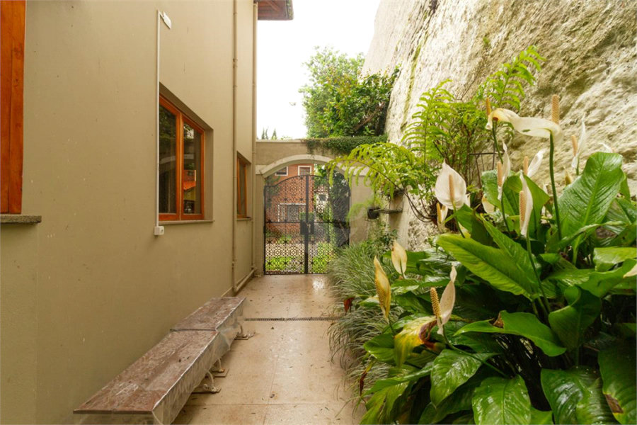 Casa à venda com 4 quartos, sendo 2 suítes, no condomínio Da Serra, São Paulo - SP