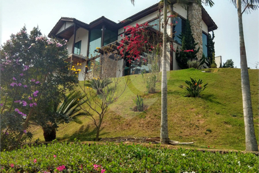 Casa à venda com 5 quartos, sendo 1 suíte, no condomínio Canada Village, Mairiporã - SP
