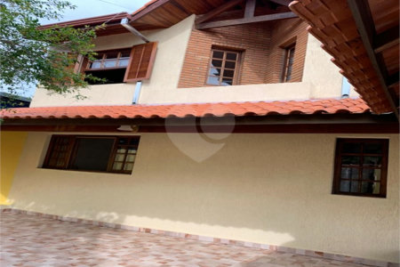 Sobrado à venda com 4 quartos, sendo 3 suítes,  no Centro, Jarinu, SP