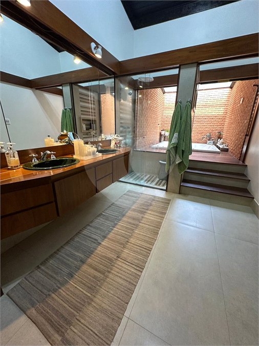 Casa à venda com 4 quartos, sendo 2 suítes,  no condomínio Chacara Marques, Santana de Parnaíba - SP