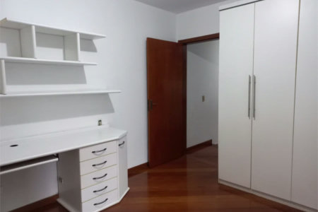 Sobrado à venda com 4 quartos, sendo 3 suítes,  em Cidade São Francisco, São Paulo, SP