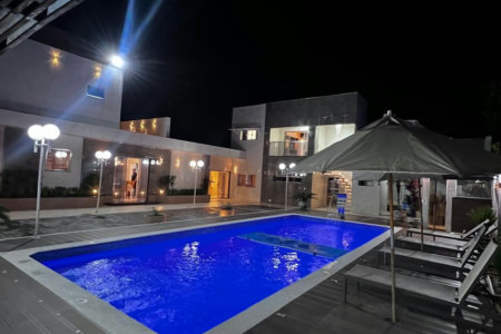 Casa à venda com 8 quartos, sendo 2 suítes, em Flórida, Praia Grande, SP