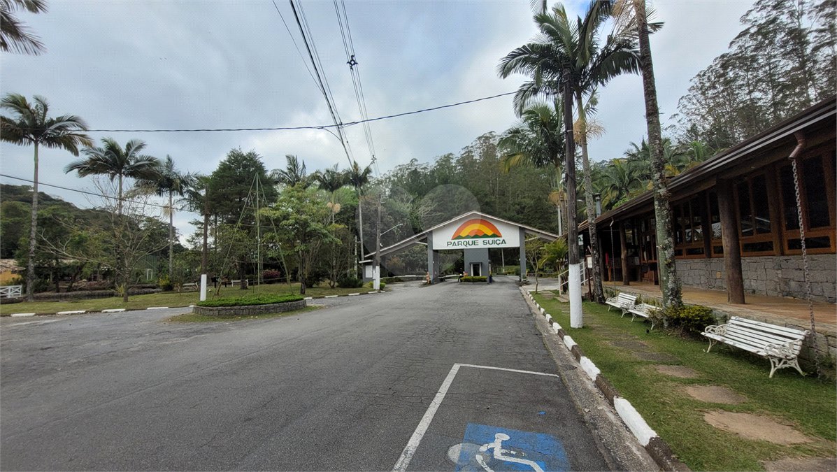 Casa à venda com 4 quartos, sendo 1 suíte, no condomínio Parque Suiça, Caieiras - SP