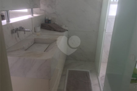 Apartamento à venda com 4 quartos, sendo 3 suítes, em Moema, São Paulo, SP