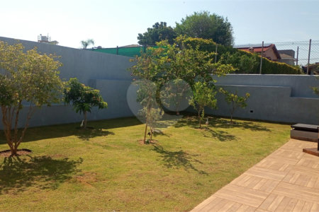 Casa à venda com 3 quartos, sendo 1 suíte, no condomínio Village da Serra, Araçoiaba da Serra - SP