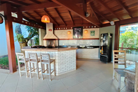 Casa à venda com 7 quartos, sendo 4 suítes, no condomínio Riviera de Santa Cristina XIII, Paranapanema - SP