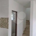 Sobrado à venda com 3 quartos em Jardim Estela Mari, Cotia, SP