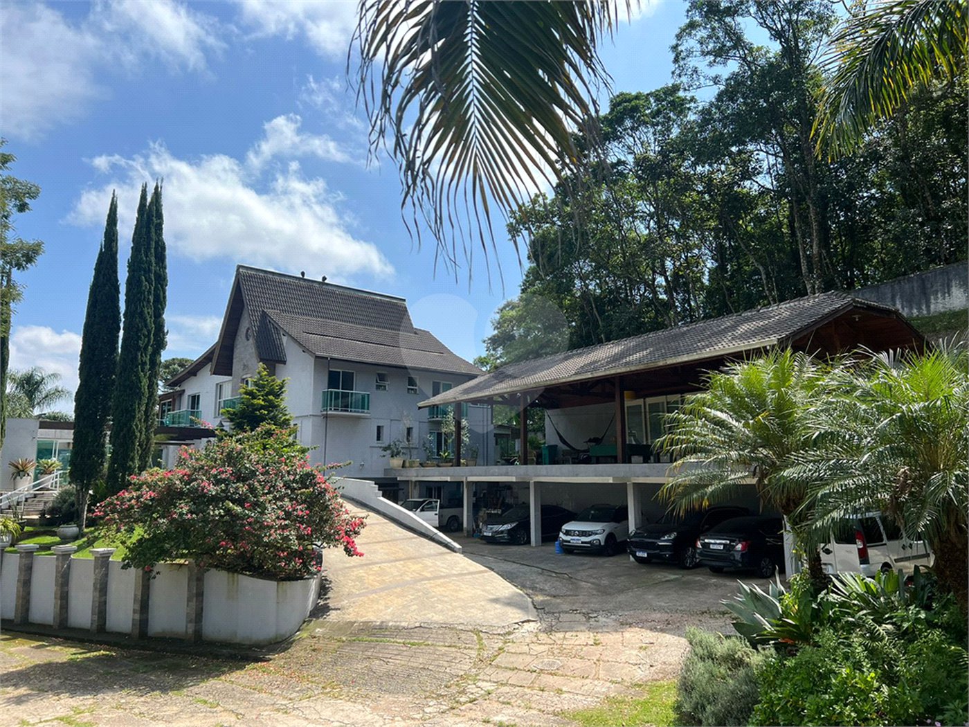 Casa à venda com 6 quartos, sendo 5 suítes, no condomínio Alpes da Cantareira, Mairiporã - SP