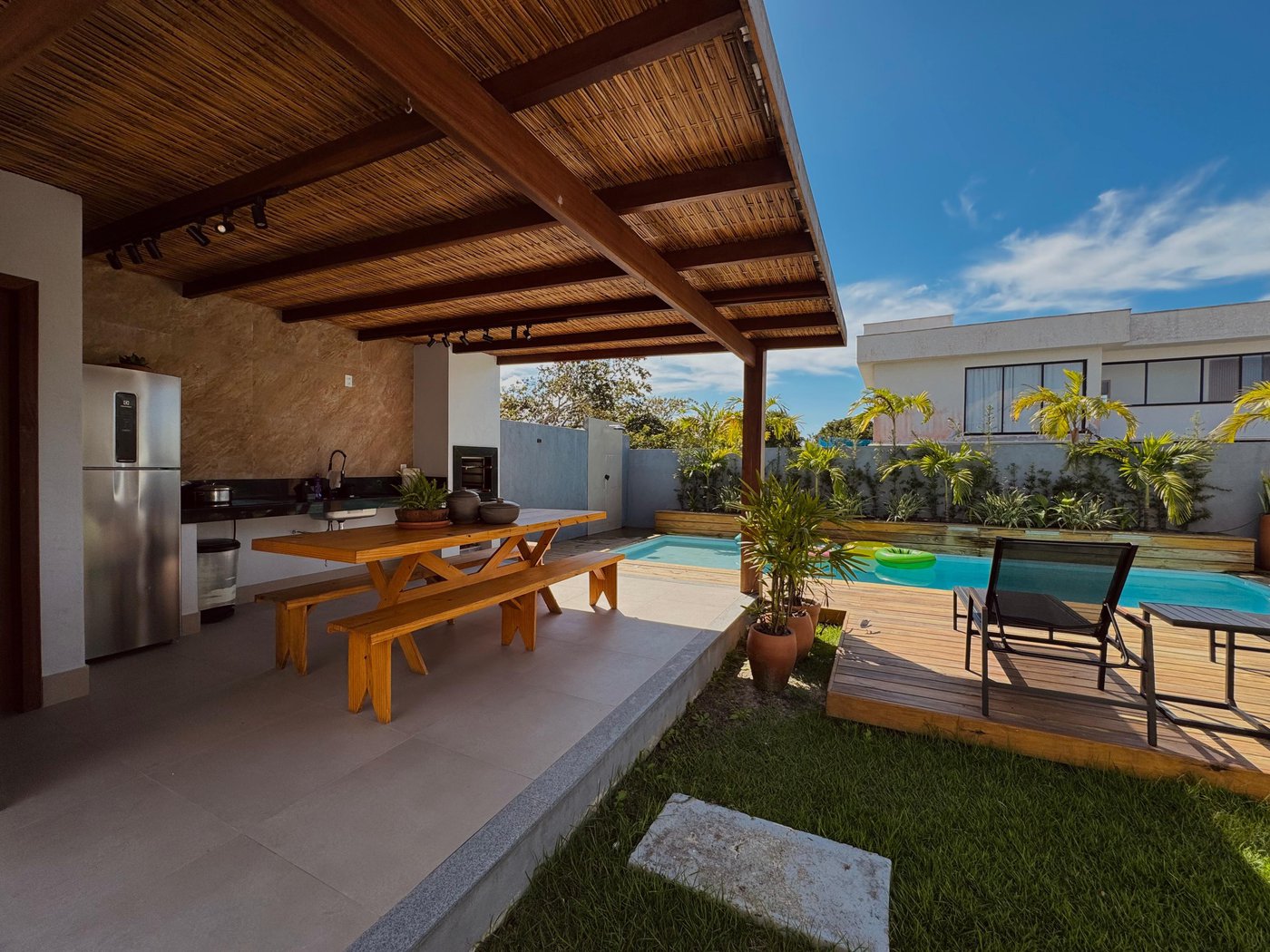 Casa para alugar com 2 suítes, no condomínio Outeiro São Francisco, Porto Seguro - BA