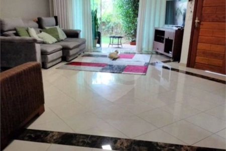 Sobrado à venda com 4 quartos, sendo 2 suítes, em Vila Petrópolis, Atibaia, SP