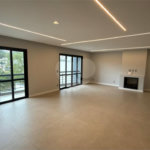 Sobrado de alto padrão no Swiss Park, totalmente reformado, com 4 suítes, piscina, elevador, espaço gourmet, 4 vagas e condomínio com lazer completo.
