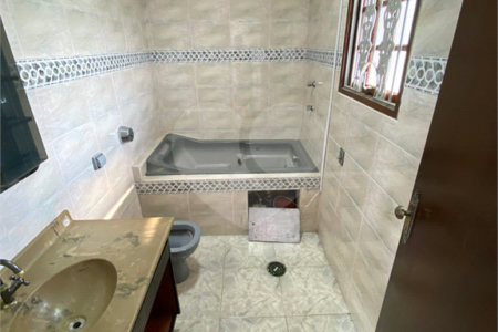 Sobrado à venda com 4 quartos, sendo 1 suíte, em Jardim Medina, Poá, SP