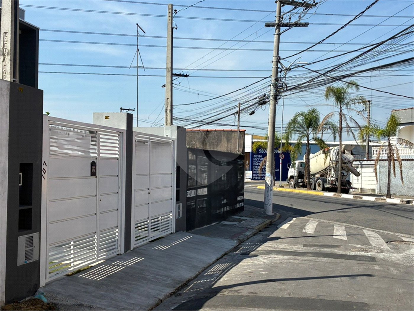 Sobrado à venda com 3 quartos, sendo 1 suíte,  em Calmon Viana, Poá, SP