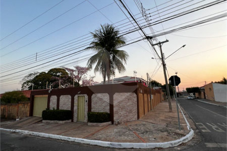 Sobrado à venda com 5 quartos, sendo 1 suíte,  em Cidade Alta, Cuiabá, MT