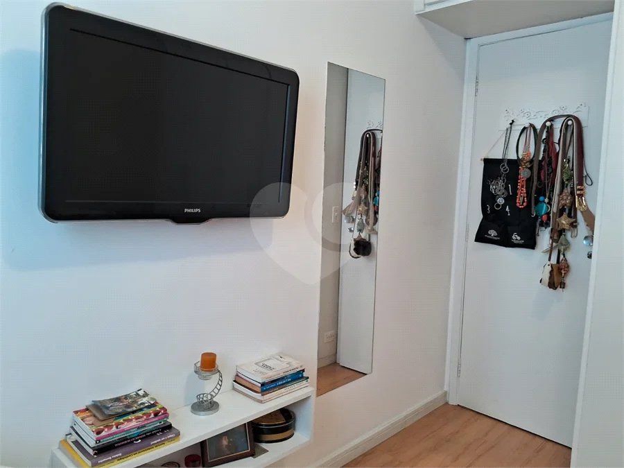 Prédio com portaria 24 horas, e lazer. Apartamento com 3 dormitórios, uma suíte, 2 vagas de garagem