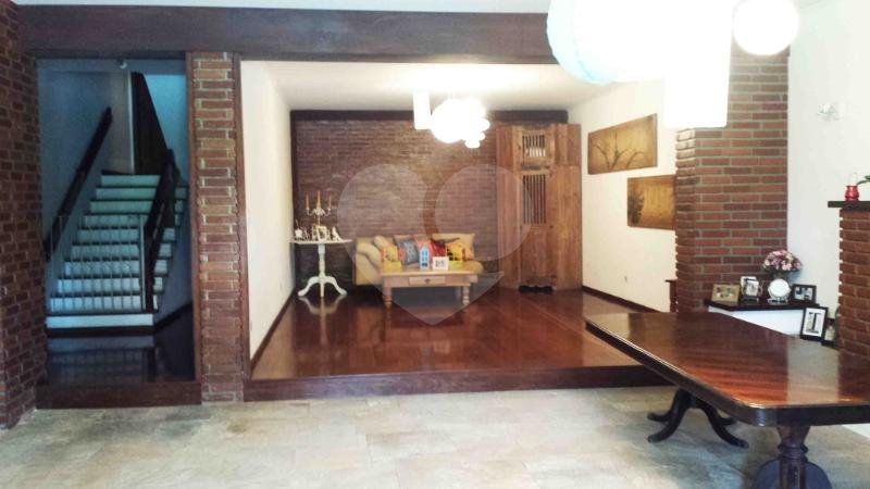 Sobrado à venda com 4 quartos, sendo 2 suítes, em Alto da Boa Vista, São Paulo, SP