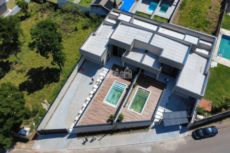 Casa térrea moderna com piscina privativa à venda no Jardim dos Pinheiros, em Atibaia