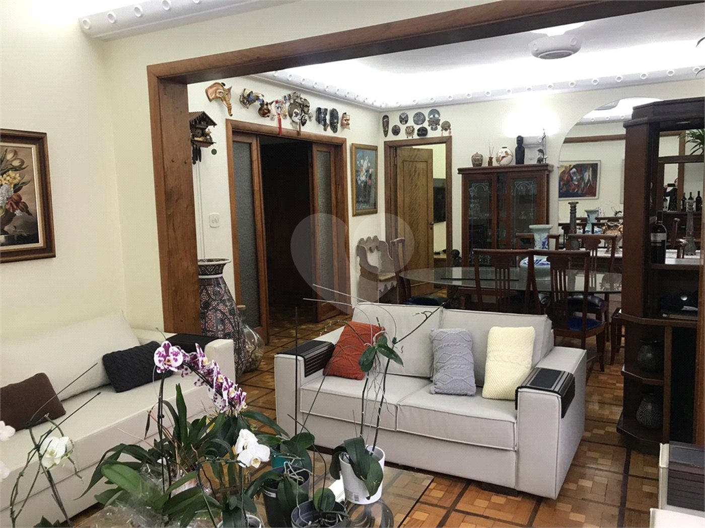 Apartamento de 345m2, 1 por andar.4 dormitórios (sendo 1 suite e 1 closet).