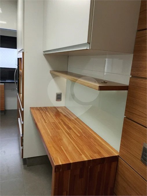 Linda cobertura Duplex om 3 dormitórios, sendo uma suíte com armários e ar condicionado e 2 vagas .