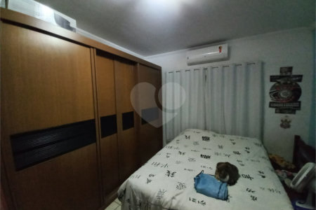 Casa térrea com 2 dormitórios.