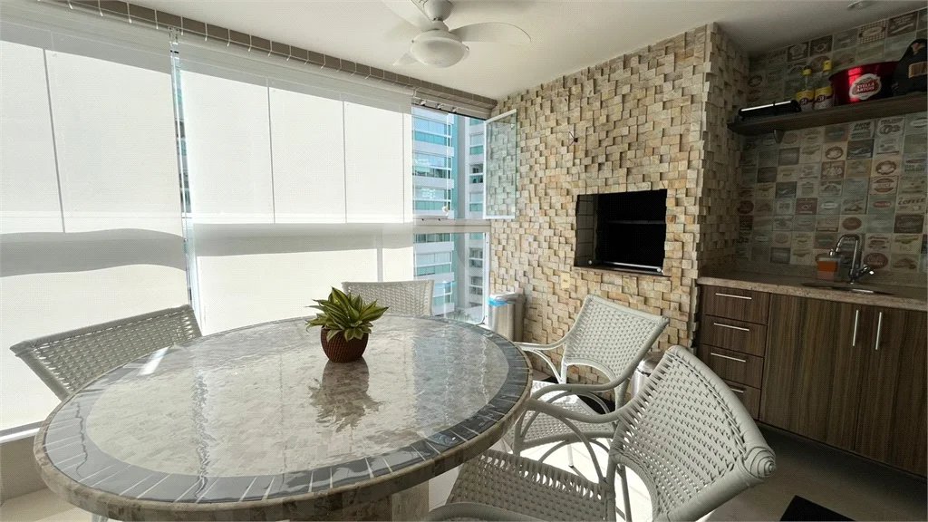 Apartamento à venda com 3 quartos, sendo 2 suítes,  em Riviera de São Lourenço, Bertioga, SP