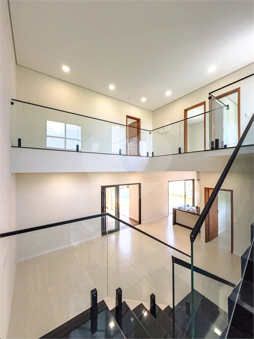 Indaiatuba - Condomínio Milano - Sobrado - 350 m² de terreno - 240 m² de área construída - 4 vagas de garagem, sendo 2 cobertas - Salas de estar e jantar integradas - 3 suítes com closet e varanda no pavimento superior - Escritório no térreo - Espaço gourmet com churrasqueira - Banheiro externo