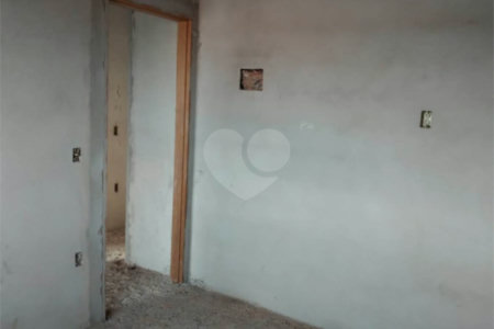 Sobrado em construção no Jardim de Cresci .