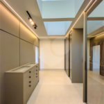 Indaiatuba - Quintas da Terracota - 1252 m² de terreno - casa térrea com 514 m² de área construída -3 vagas de garagem cobertas e 3 descobertas Lavabo - Sala de estar e jantar amplas e integradas - Escritório privativo - Cozinha toda equipada com geladeira, forno, micro-ondas, lava-louças,