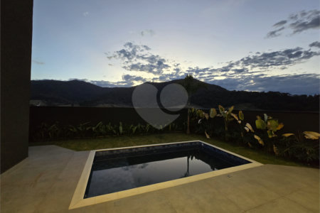 Maravilhosa Casa térrea em condomínio fechado no Portal Lamis, com 3 suítes, piscina privativa e persianas elétricas em excelente condomínio com salão de festas, piscina, quadras de tênis, beach tênis e campo de futebol. Vista cinematográfica da Pedra Grande.