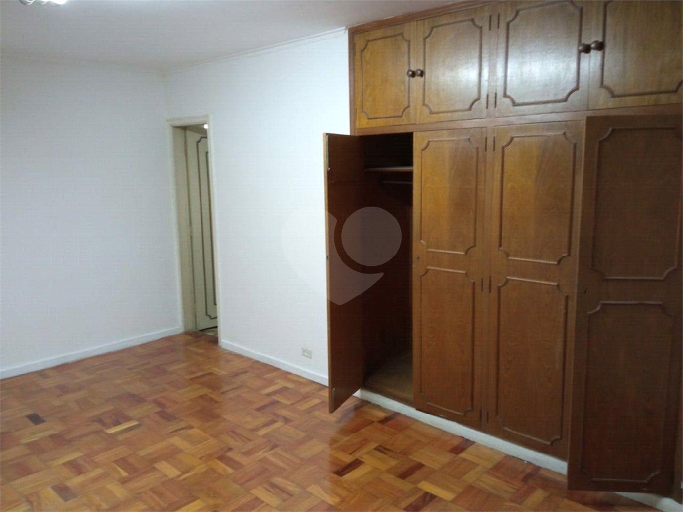 Excelente Sobrado com 04 suítes. Venha fazer uma visita.