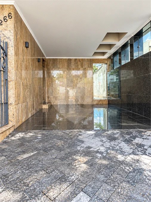 Sobrado de 250 m² em São Bernardo do Campo, com 3 dormitórios, suíte, escritório, quintal, edícula e 2 vagas, em excelente localização.