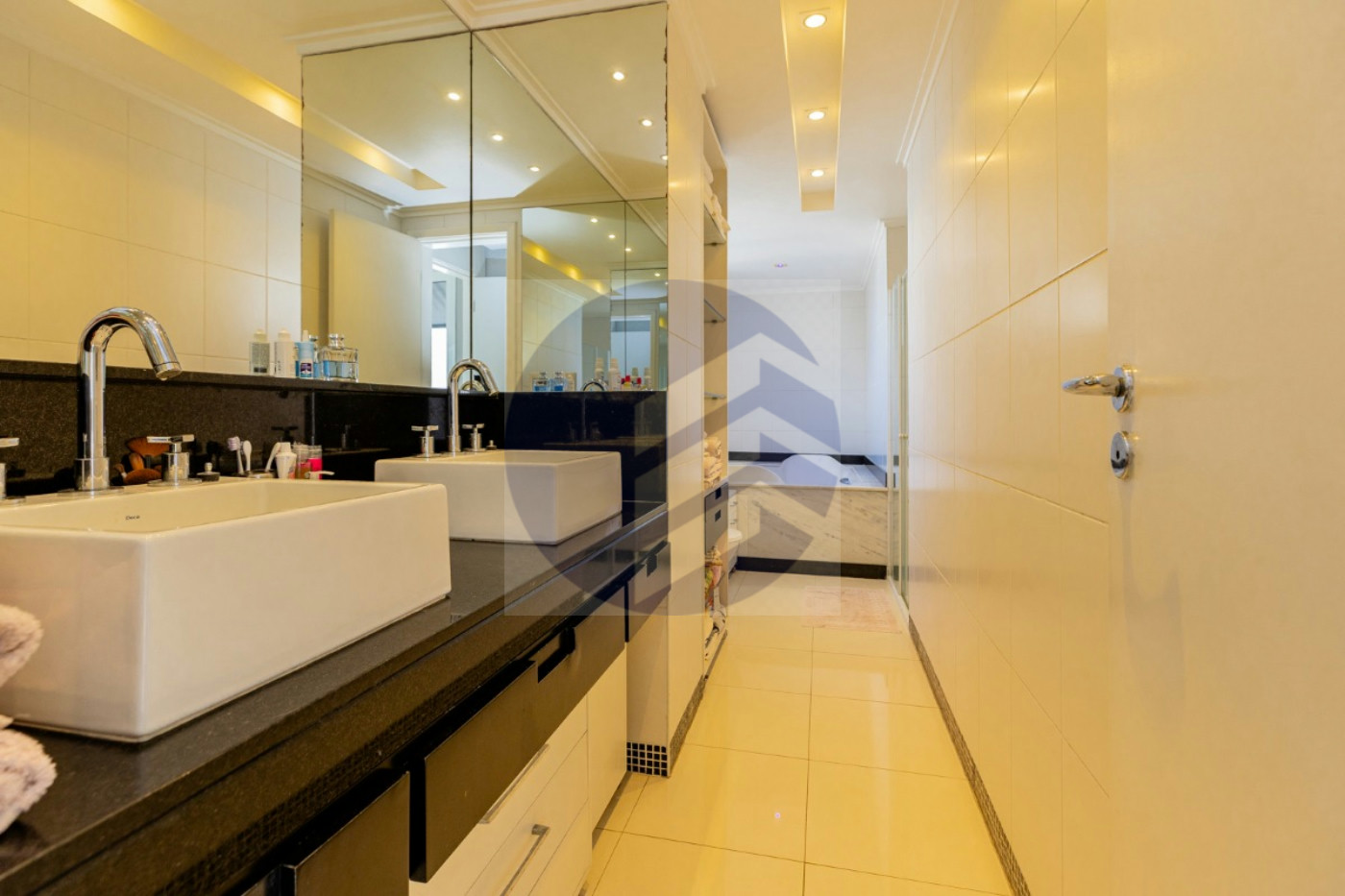 Duplex à venda com 3 quartos, sendo 3 suítes, em Vila Suzana 287m²