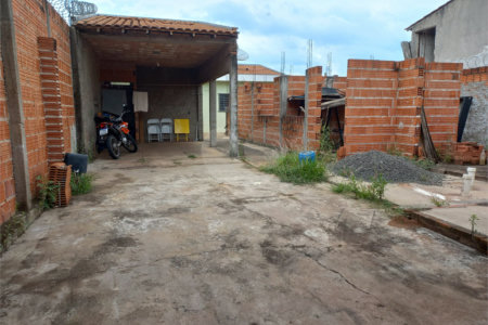 Casa térrea no Prolongamento Jardim das Torres.