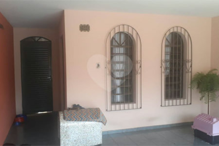 Casa térrea no Jardim Beatriz.