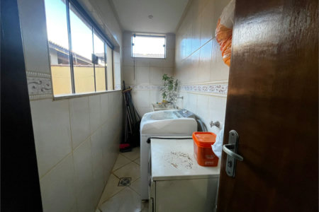 Casa à Venda na Rua Principal do Parque Fehr com Aquecedor Solar
