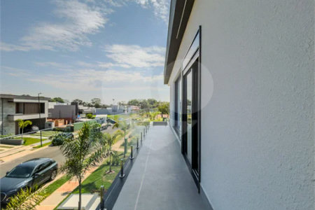 Indaiatuba - Condominio Villa Sapezal - 318 m² de Terreno - 230 m² de Área Construída - 3 suítes, sendo 1 Master com closet planejado - Sala de TV - Sala de estar integrada à Sala de jantar - Cozinha com móveis planejados - Despensa - Escritório planejado - Lavabo - Piscina com preparação para aquec