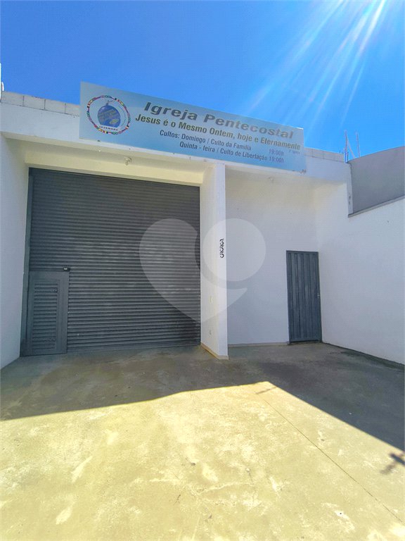 Imóvel disponível para venda com excelente localização e grande potencia, tambèm gerando uma renda passiva todos meses com contrato de aluguel ativo. Salão Comercial Perfeito para quem busca conforto, praticidade e um ótimo investimento