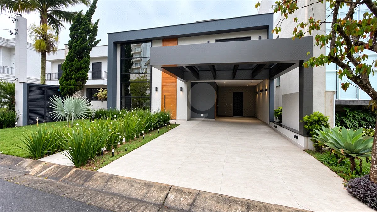 Sobrado de alto padrão no Swiss Park, totalmente reformado, com 4 suítes, piscina, elevador, espaço gourmet, 4 vagas e condomínio com lazer completo.