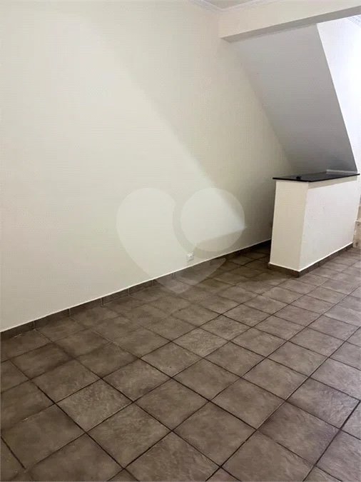 São Paulo - Capital - Bairro Santa Cruz - R4 495.000,00 - Aceita permuta por imóvel na cidade de Indaiatuba- Sp - Sobrado em rua residencial sem saída e com praça particular. O imóvel possui 2 quartos — 1 suíte com dois ambientes e acesso a hall externo. Sala ampla, cozinha com dois ambientes