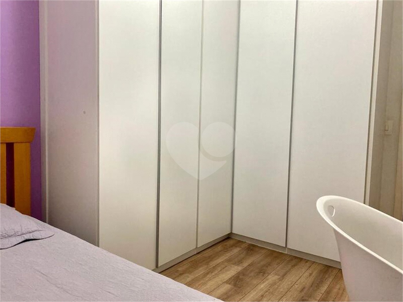 Apartamento de 03 dormitórios sendo 1 suíte e 02 vagas de garagem.