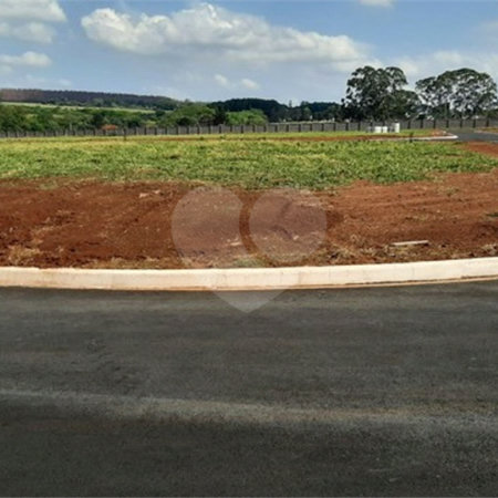 Terreno no Condomínio Recanto do Sabia.