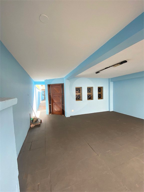 Casa Térrea com 3 dormitórios, sendo 2 suítes.
